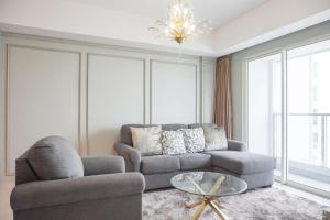 Warm and Elegant 2BR at The Kensington Royal Suites Apartment By Travelio