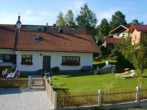 Geräumiges Ferienhaus in Rittsteig mit Terrasse, Garten und Grill - Нойкірхен-байм-Гайліґен-Блут