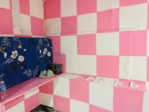 Deyo Guest House Room Pink