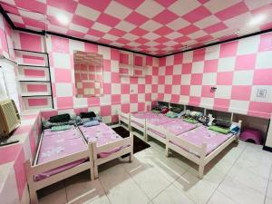 Deyo Guest House Room Pink