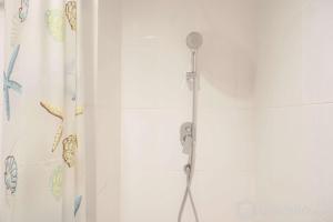 Nice and Comfort 1BR at 25th Floor Samara Suites Apartment By Travelio