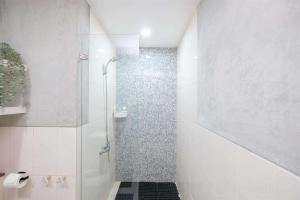 Simple and Comfort Studio Apartment at Nine Residence By Travelio