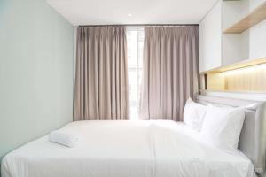 Cozy Living and Homey 2BR Tokyo Riverside PIK 2 Apartment By Travelio