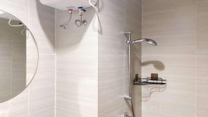 Cozy Living and Warm Studio Apartment at West Vista By Travelio