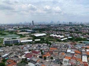 Modern Look and Comfy Studio Tifolia Apartment By Travelio