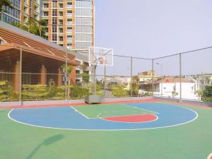 Comfort and Modern Look 1BR Gold Coast Apartment By Travelio