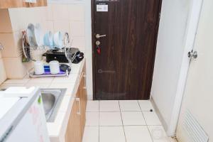 Cozy and Simply Studio at Serpong Greenview Apartment By Travelio