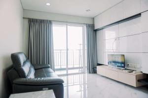 Stunning and Spacious 2BR Green Bay Condominium Apartment By Travelio