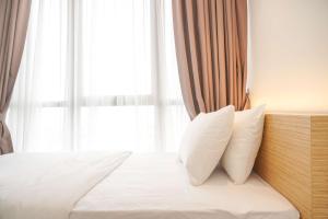 Modern Look and Nice 2BR Gold Coast Apartment near PIK By Travelio