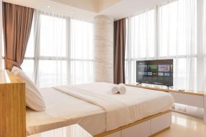 Modern Look and Nice 2BR Gold Coast Apartment near PIK By Travelio