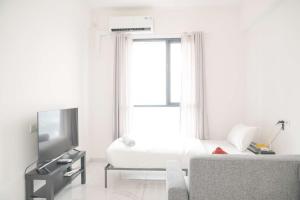 Homey and Well Furnished Studio Sky House Alam Sutera Apartment By Travelio