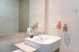 Serene and Best Location 2BR Gold Coast Apartment By Travelio