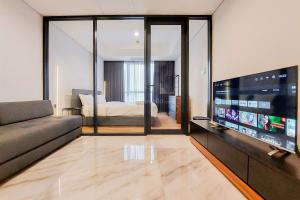 Cozy and Elegant 1BR The Smith Alam Sutera Apartment By Travelio