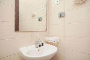 Simply Modern 1BR at Sky Terrace Apartment By Travelio