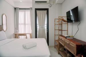 Homey and Enjoy Living Studio Transpark Bintaro Apartment By Travelio
