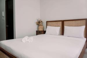 Homey and Enjoy Living Studio Transpark Bintaro Apartment By Travelio