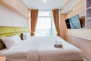 Homey and Modern Studio at Tree Park City Cikokol Apartment By Travelio