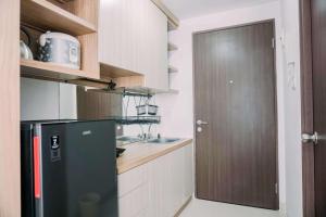 Homey and Enjoy Living Studio Transpark Bintaro Apartment By Travelio