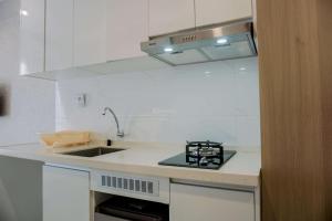 Cozy and Restful Studio Sky House Alam Sutera Apartment By Travelio