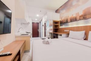 Cozy Living and Comfy Studio Sky House BSD Apartment By Travelio