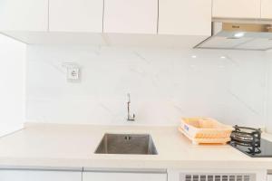 Well Furnished and Homey Studio Sky House Alam Sutera Apartment By Travelio