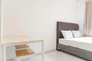 Well Furnished and Homey Studio Sky House Alam Sutera Apartment By Travelio