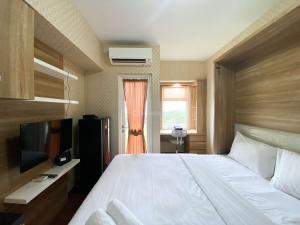 Cozy Stay Studio Room at Springlake Summarecon Bekasi Apartment By Travelio