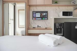 Warm and Minimalist Studio Transpark Bintaro Apartment By Travelio