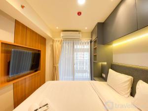 Comfortable Design 2BR with Working Space Apartment at Meikarta By Travelio