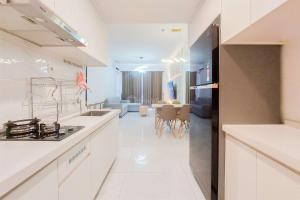 Comfy 3BR Sky House BSD Apartment By Travelio