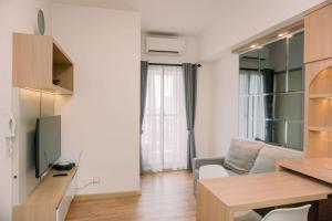 Modern Look 2BR Apartment M-Town Residence By Travelio