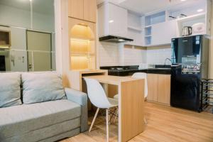 Modern Look 2BR Apartment M-Town Residence By Travelio