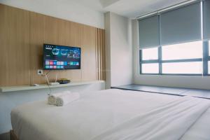 Well Furnished and Comfy Studio Collins Boulevard Apartment By Travelio
