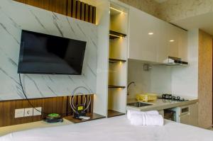 Modern and Cozy Studio at Sky House BSD Apartment By Travelio