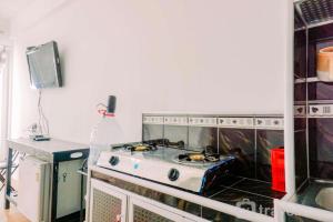 Warm and Simply Look Studio Room Urbantown Serpong Apartment By Travelio