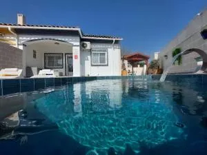 Lavish holiday home with private pool - Marchuquera