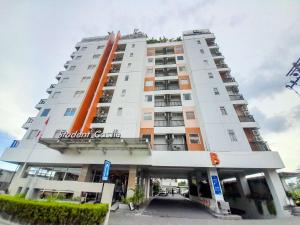 Homey and Warm 1BR at Student Castle Yogyakarta Apartment By Travelio