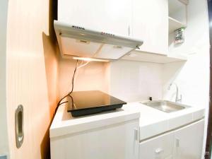 Minimalist and Cozy 1BR The Alton Apartment By Travelio