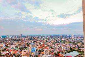 Comfortable 2BR Apartment at Vida View Makassar By Travelio