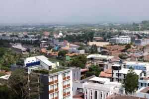 Spacious 3BR Combined Unit at Pinewood Apartment By Travelio