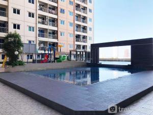Homey 2BR at Puncak Bukit Golf Surabaya Apartment By Travelio
