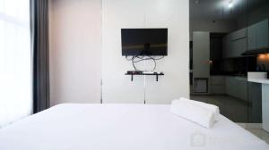 Nice and Comfy Studio at Supermall Mansion Apartment By Travelio