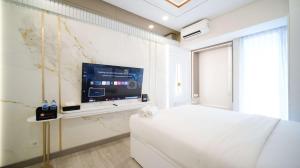 Modern and Cozy Studio at Benson Supermall Mansion Apartment By Travelio