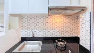 Simply and Cozy Living Studio Vida View Makassar Apartment By Travelio