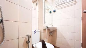 Simply and Cozy Living Studio Vida View Makassar Apartment By Travelio