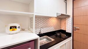 Simply and Cozy Living Studio Vida View Makassar Apartment By Travelio