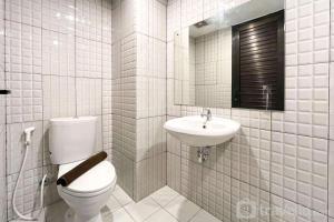 Simply Look Studio at 21st Floor De Prima Apartment By Travelio