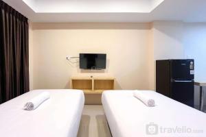 Simply Look Studio at 21st Floor De Prima Apartment By Travelio