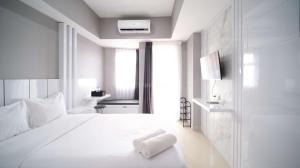 Nice and Comfy Studio Grand Dharmahusada Lagoon Apartment By Travelio