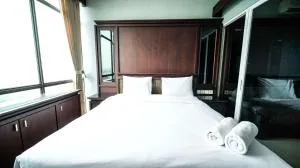 Homey 1BR Apartment at Aryaduta Residence Surabaya By Travelio - Siwalapkerto